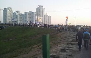 Ранее протестующие повалили забор вокруг скандальной стройки на Осокорках