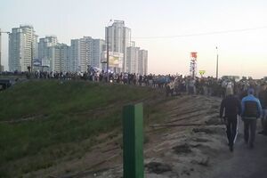 Ранее протестующие повалили забор вокруг скандальной стройки на Осокорках