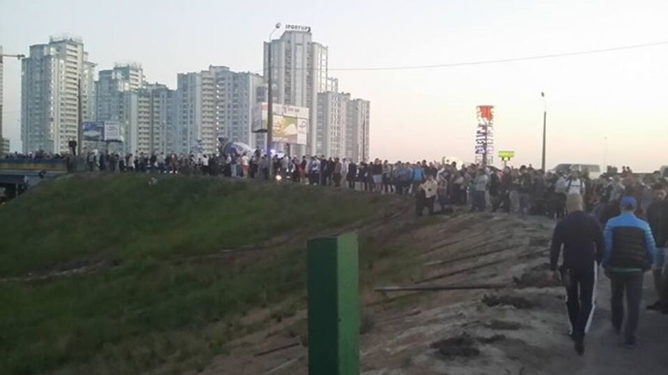 Ранее протестующие повалили забор вокруг скандальной стройки на Осокорках