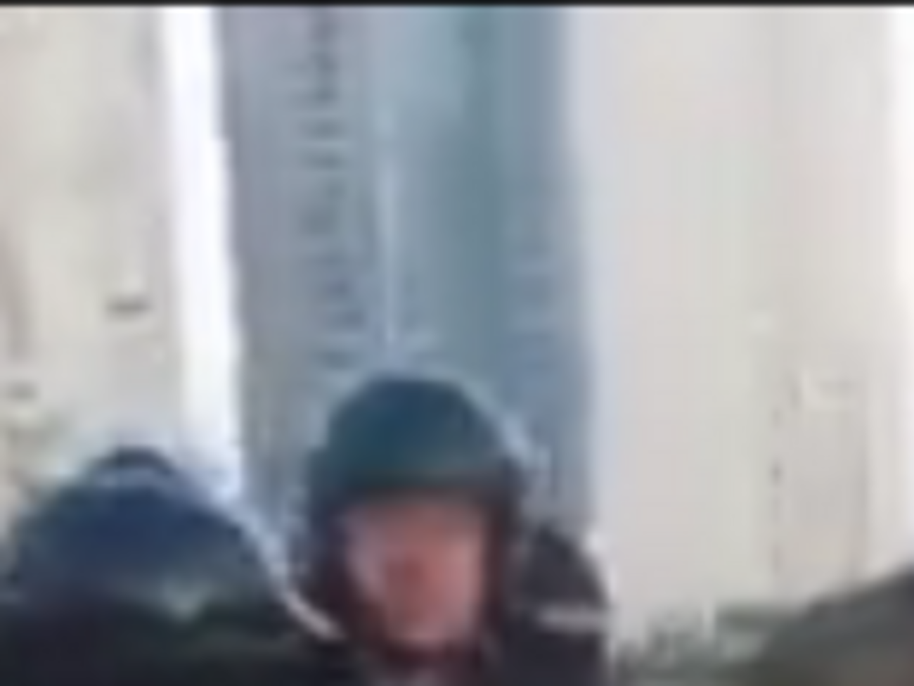 После столкновения протестующие все же повалили забор, установленный вокруг скандального земельного участка возле метро "Осокорки"