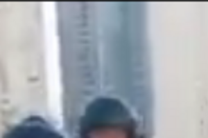 После столкновения протестующие все же повалили забор, установленный вокруг скандального земельного участка возле метро "Осокорки"