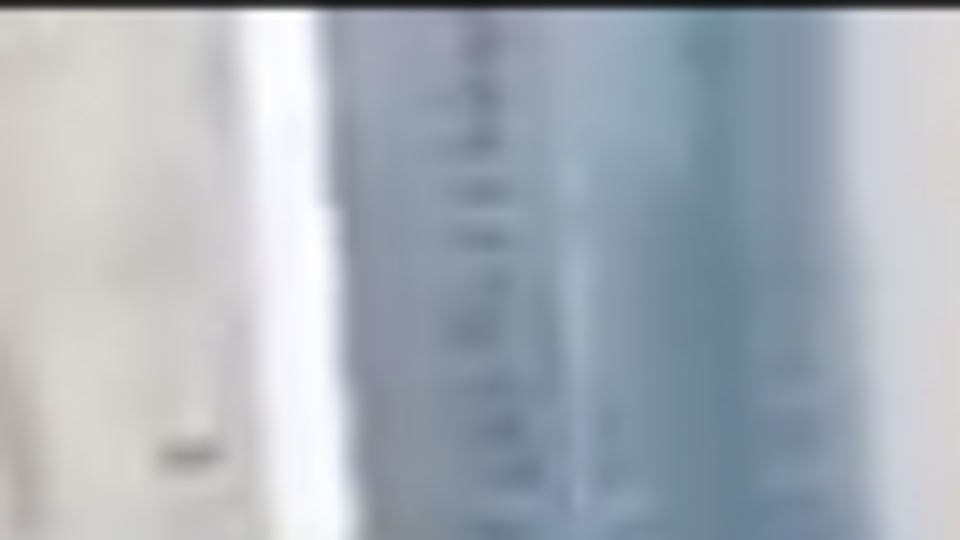 После столкновения протестующие все же повалили забор, установленный вокруг скандального земельного участка возле метро "Осокорки"