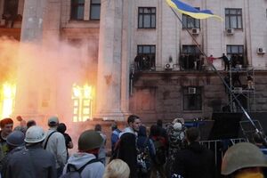 Во время пожара в Доме профсоюзов погибли 42 человека, из которых 10 получили телесные повреждения в результате падения, пытаясь спастись от пожара, и 32 погибли в результате отравления угарным газом и продуктами горения