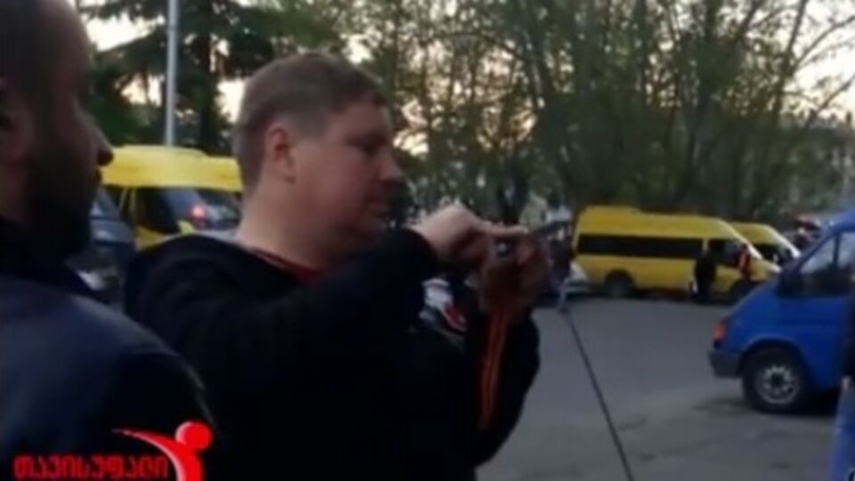 Задержанных за снятие георгиевских ленточек активистов уже отпустили