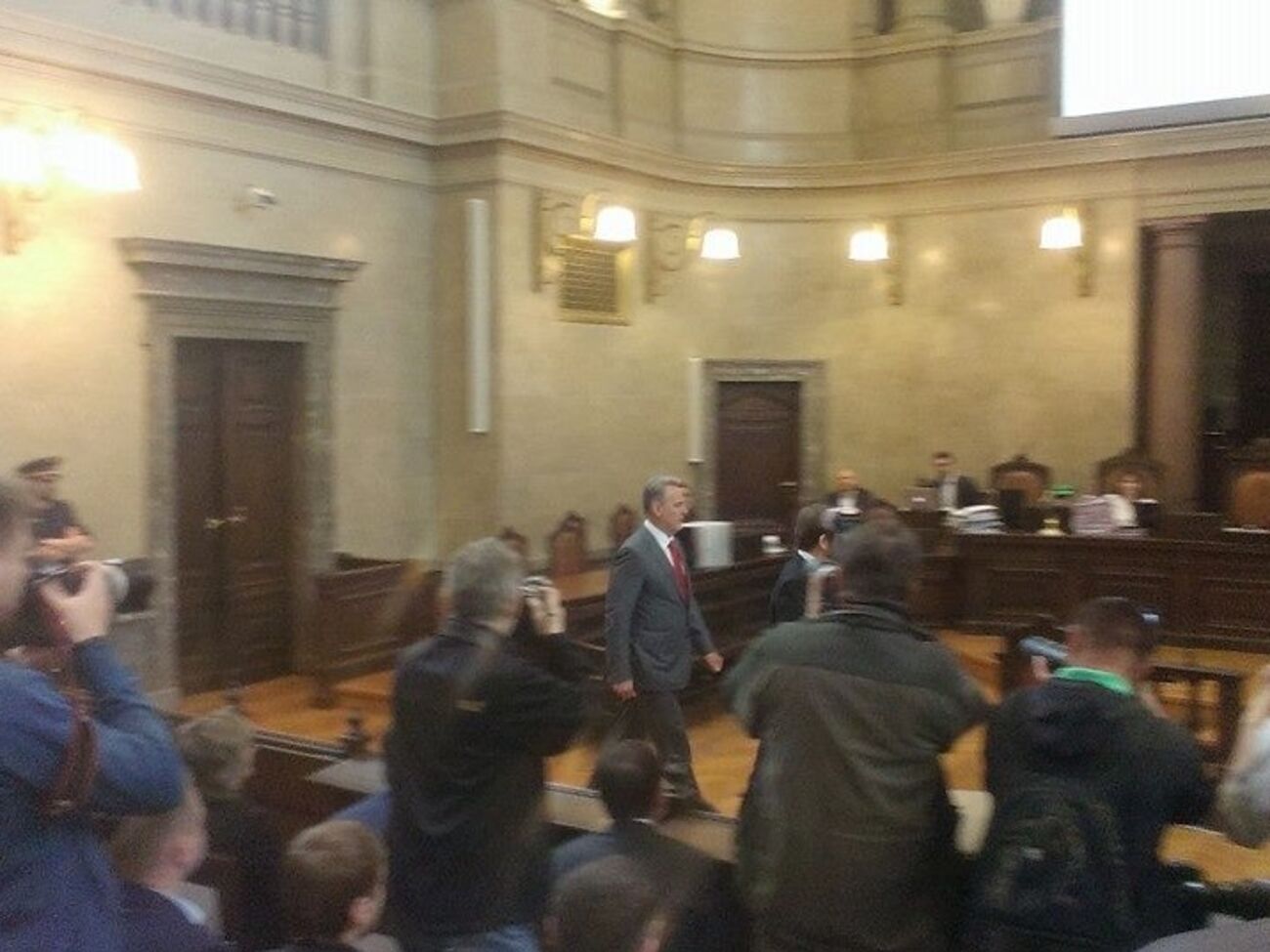 Дмитрий Фирташ входит в зал суда