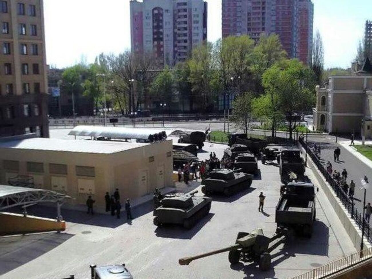 Техника боевиков в Донецке. 2 мая