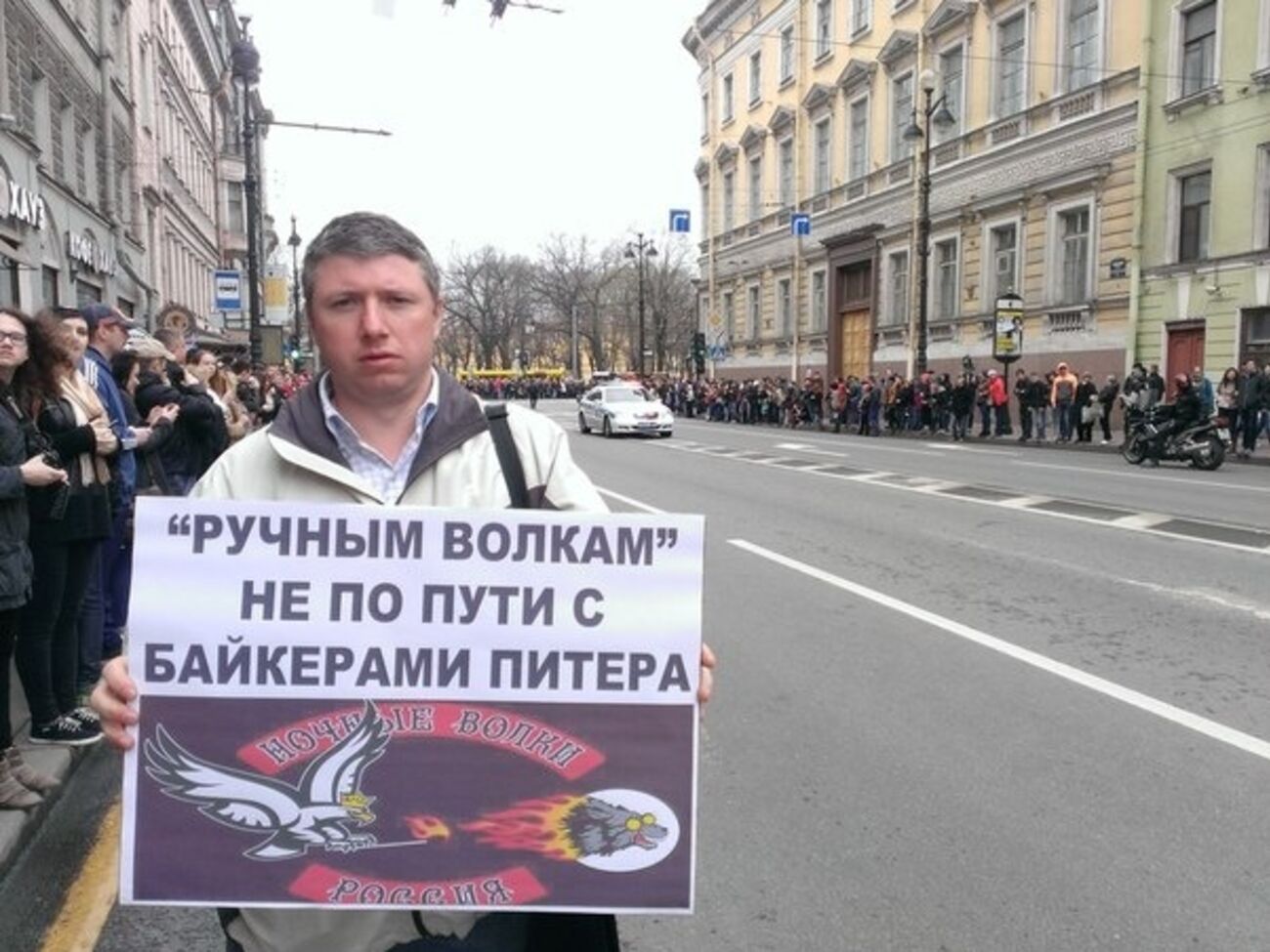 Активисты коалиции "Демократический Петербург" своей акцией решили заявить о недопустимости превращения традиционного мото-праздника в политическое шоу