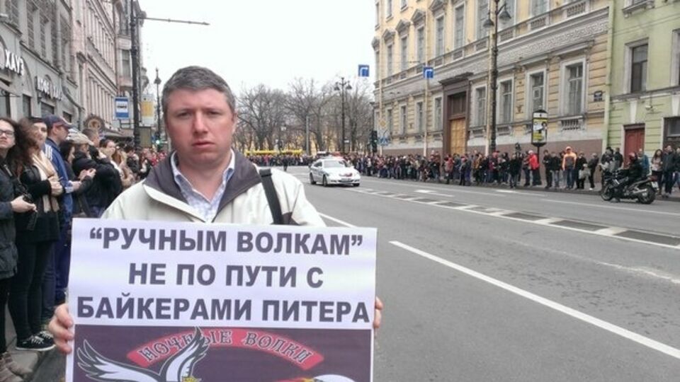Активисты коалиции "Демократический Петербург" своей акцией решили заявить о недопустимости превращения традиционного мото-праздника в политическое шоу