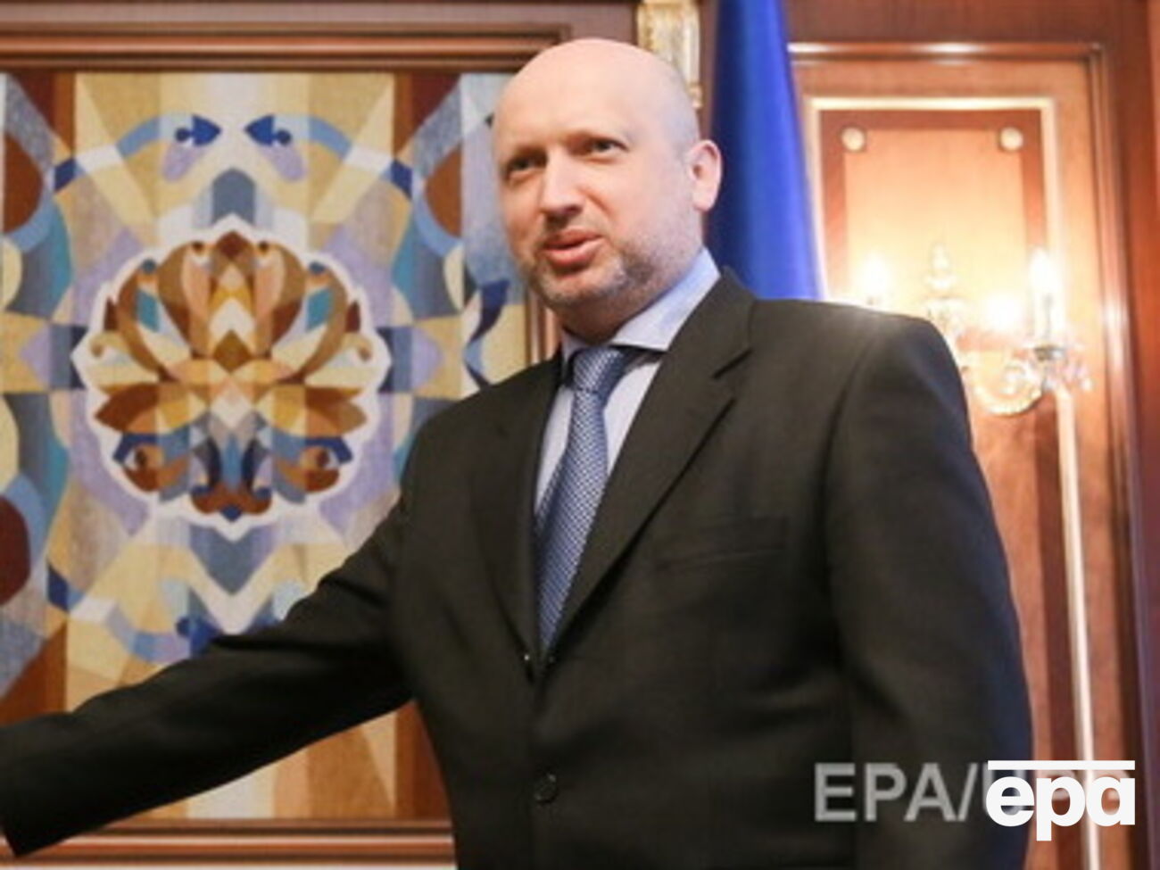 Турчинов призвал отключить Россию от всемирной банковской системы