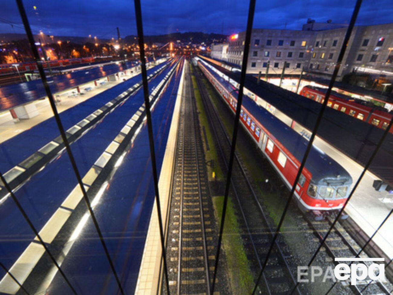 Грузовые поезда остановились 19 мая, пассажирские &ndash; 20 мая