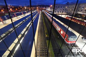 Грузовые поезда остановились 19 мая, пассажирские – 20 мая