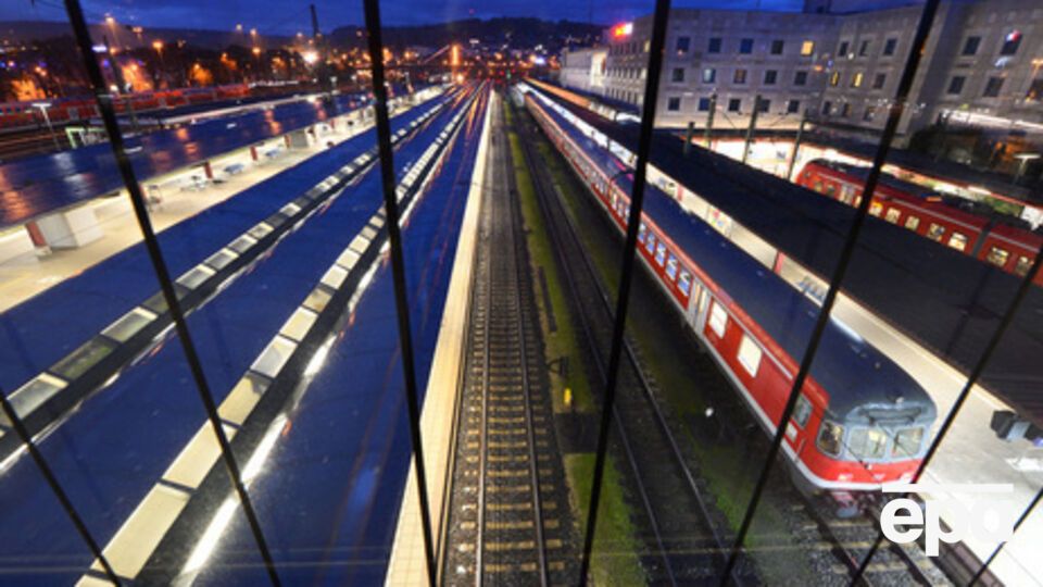 Грузовые поезда остановились 19 мая, пассажирские – 20 мая