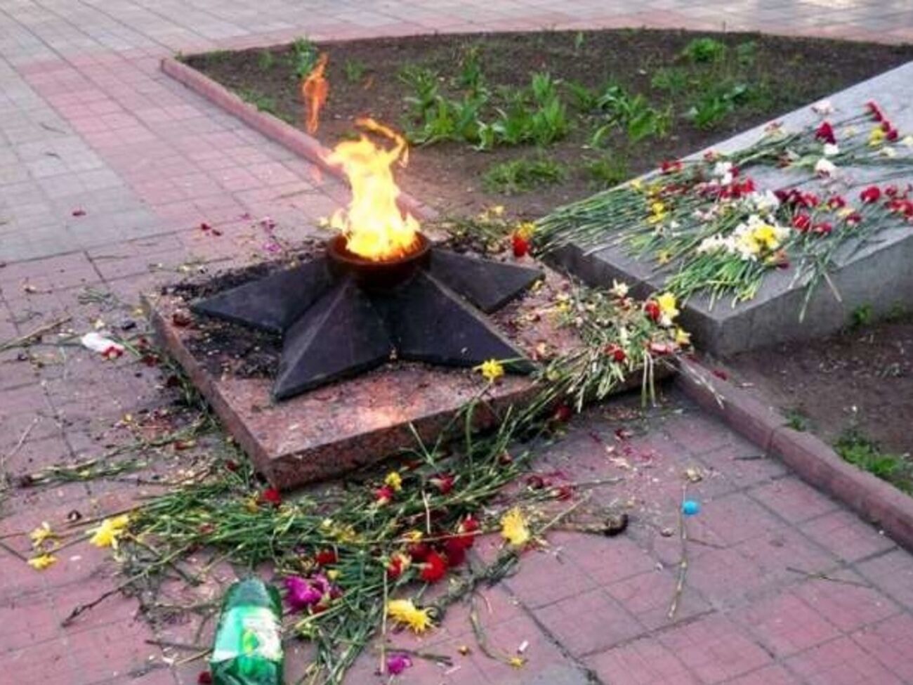 Подростки сожгли венки у Вечного огня в городе Алексин Тульской области вчера