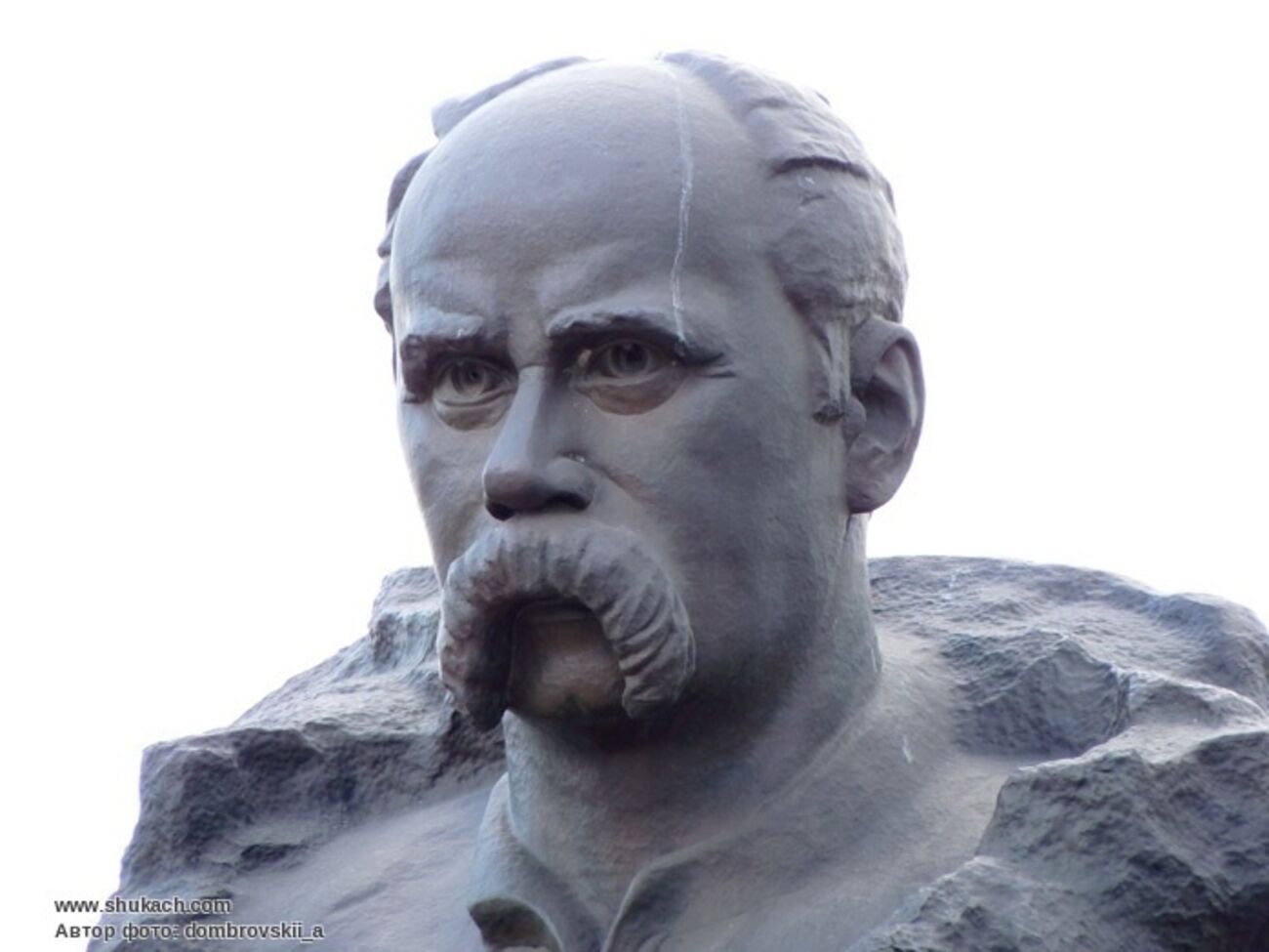 Памятник Тарасу Шевченко&nbsp;в центре Царичанки