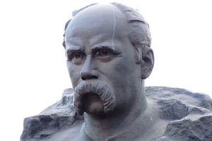 Памятник Тарасу Шевченко в центре Царичанки
