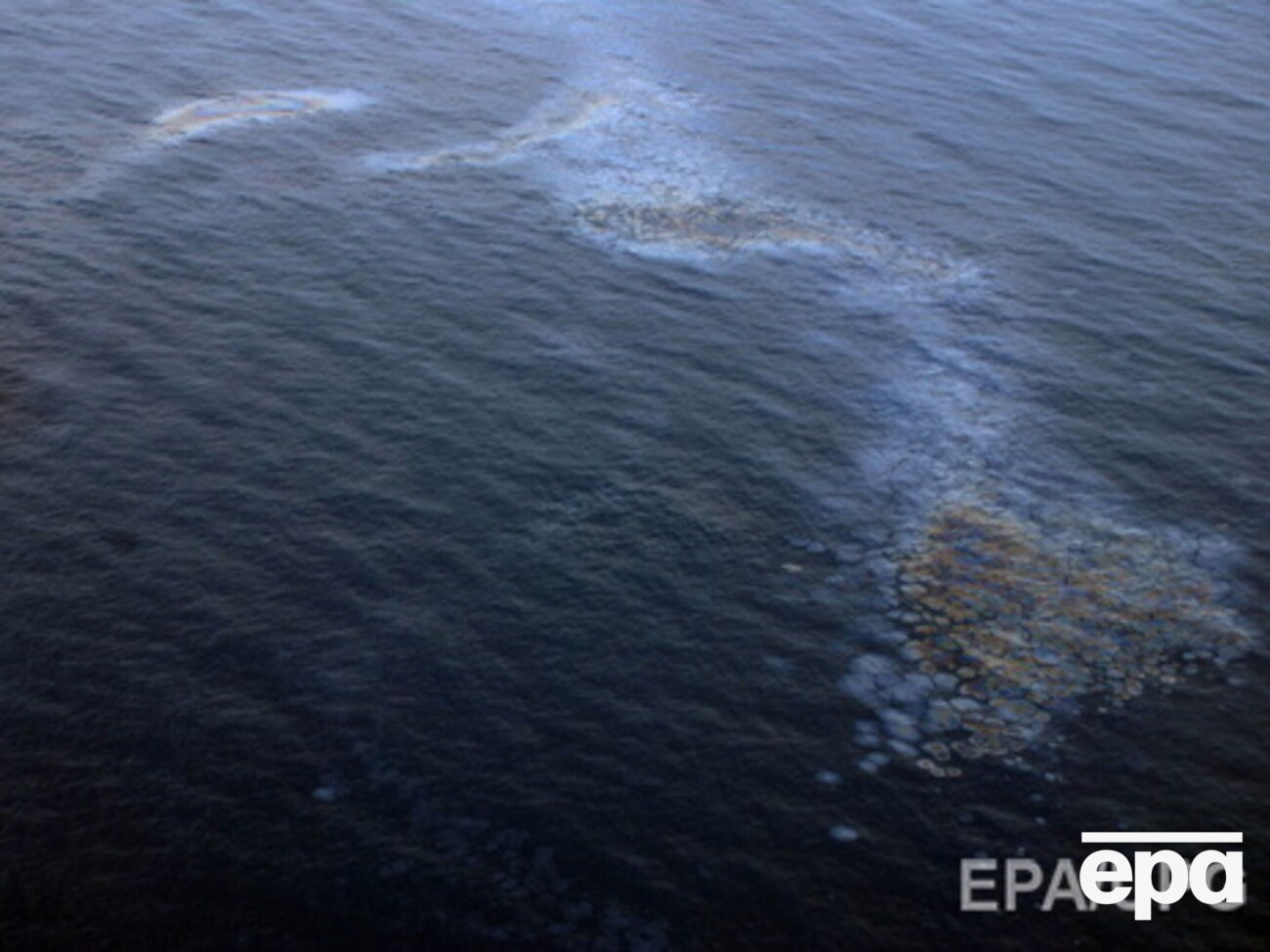 Часть разлитой нефти попала в океан