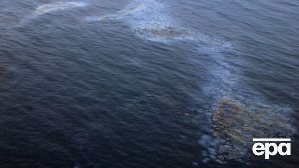 Часть разлитой нефти попала в океан