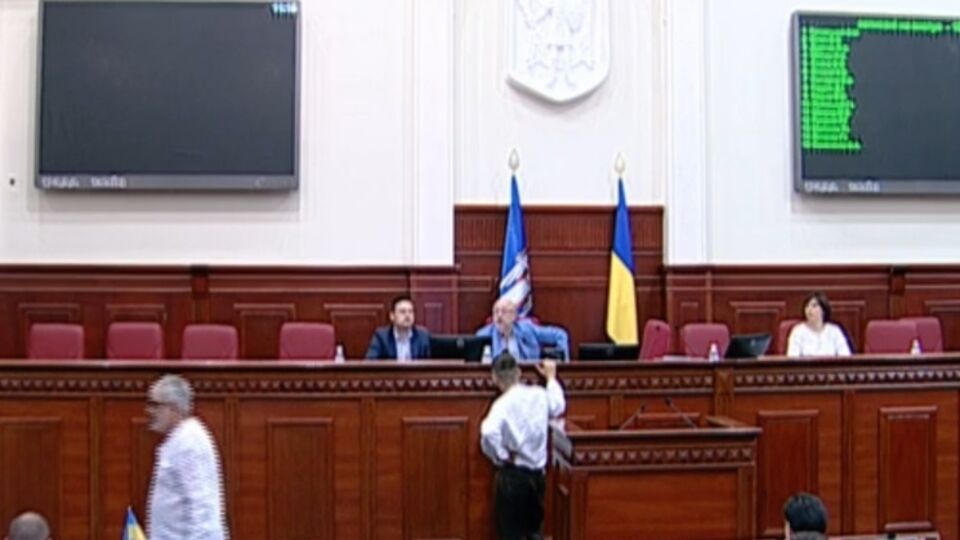 Из-за протестов сессия Киевсовета прервалась примерно на 30 минут