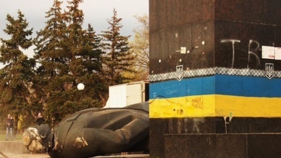 Памятник Ленину в Гуляйполе свалили без применения техники