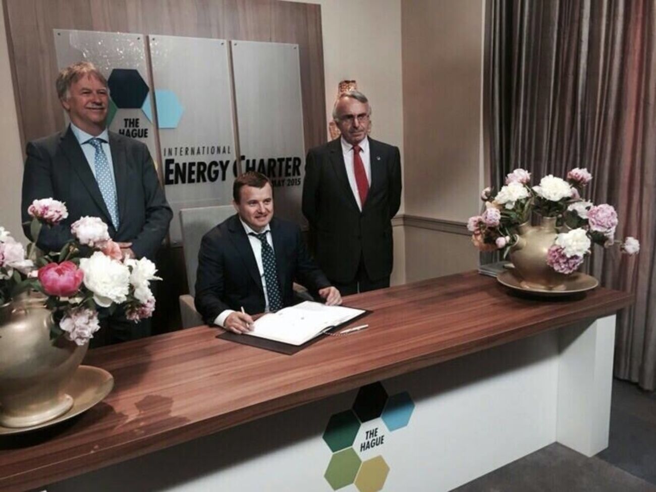 В Гааге Министр энергетики и угольной промышленности Демчишин подписал финальный документ Международной конференции по Энергетической Хартии