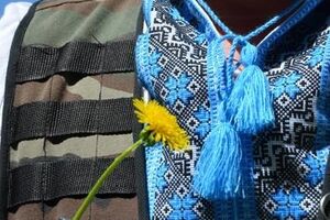 На передовой отметили День вышиванки