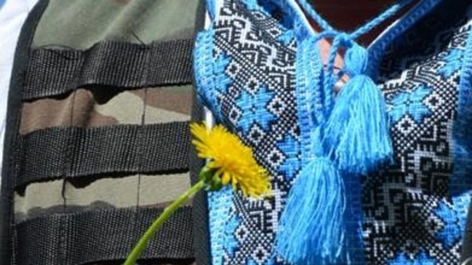 На передовой отметили День вышиванки