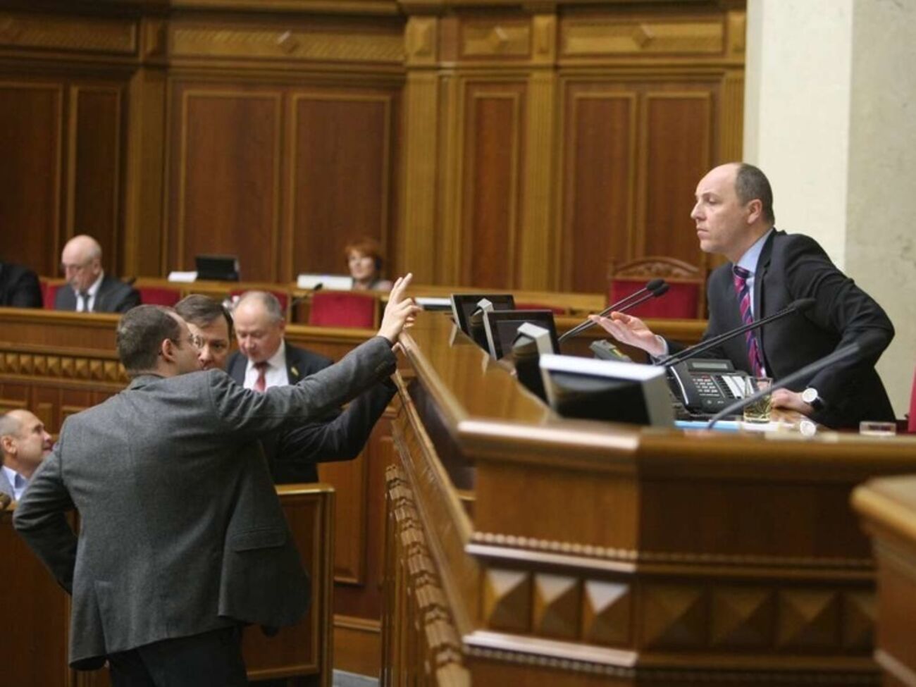 Рада приняла в первом чтении два законопроекта о ввозе в Украину электромобилей на льготных условиях