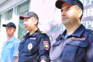 Крымская полевая миссия по правам человека: Российская полиция везет на допрос журналистов "Интера"