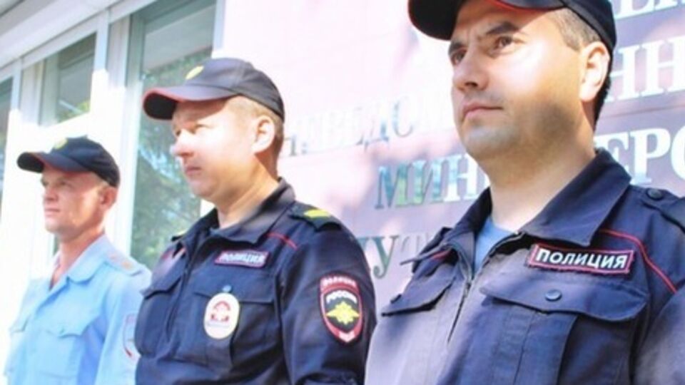 Крымская полевая миссия по правам человека: Российская полиция везет на допрос журналистов "Интера"