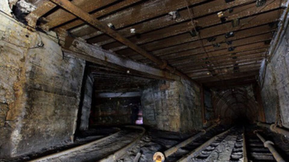 Металломом становится подъемное и насосное оборудование, силовые кабели и другое оборудование