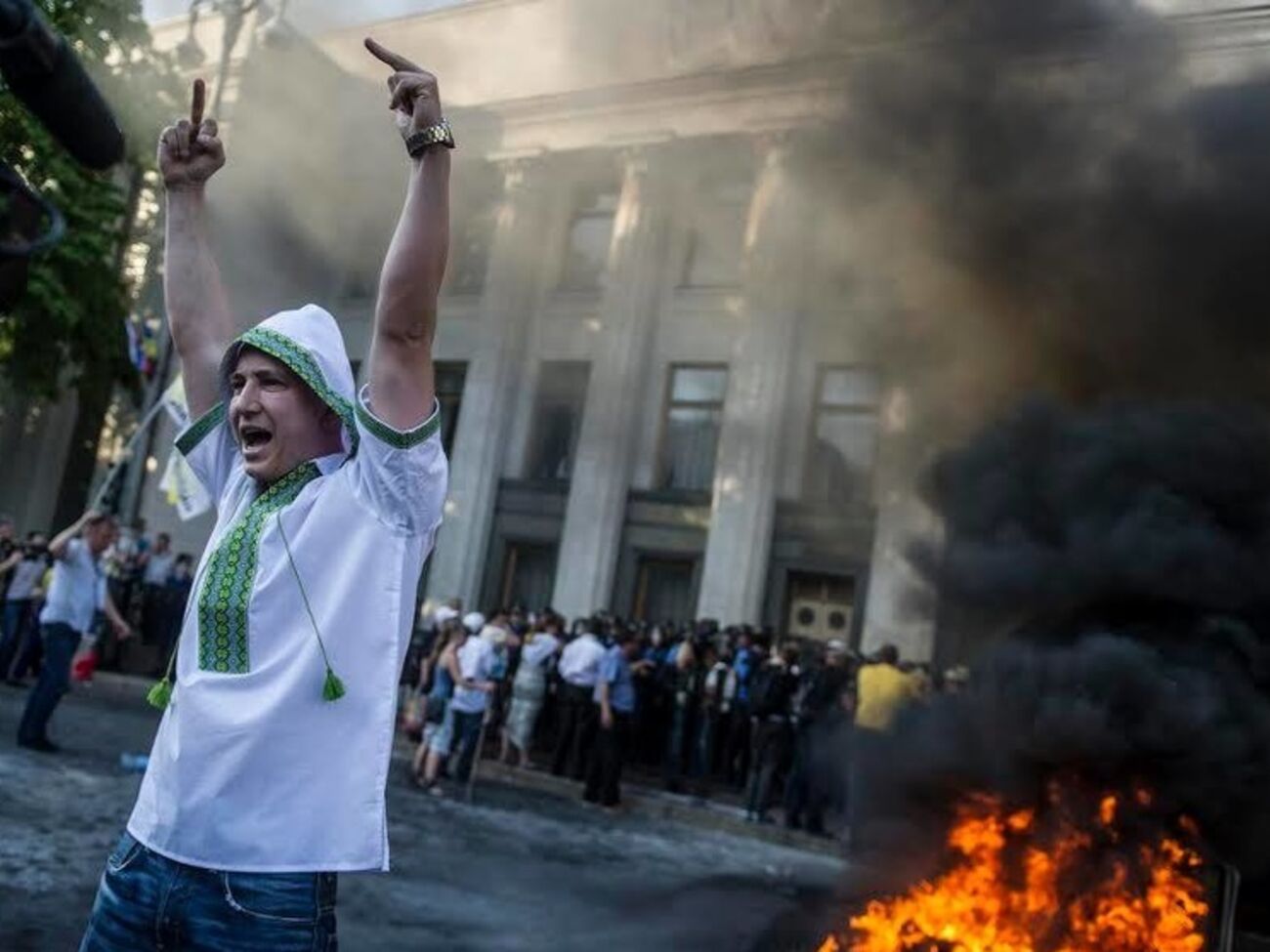 Протестующие под Радой жгли шины и пытались попасть в здание парламента. Фоторепортаж