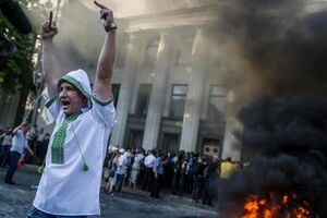 Протестующие под Радой жгли шины и пытались попасть в здание парламента. Фоторепортаж