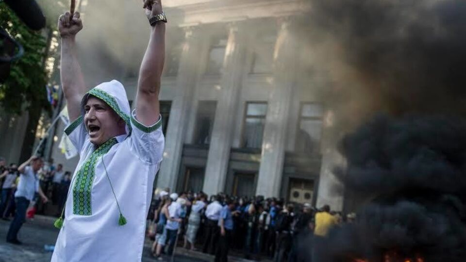Протестующие под Радой жгли шины и пытались попасть в здание парламента. Фоторепортаж