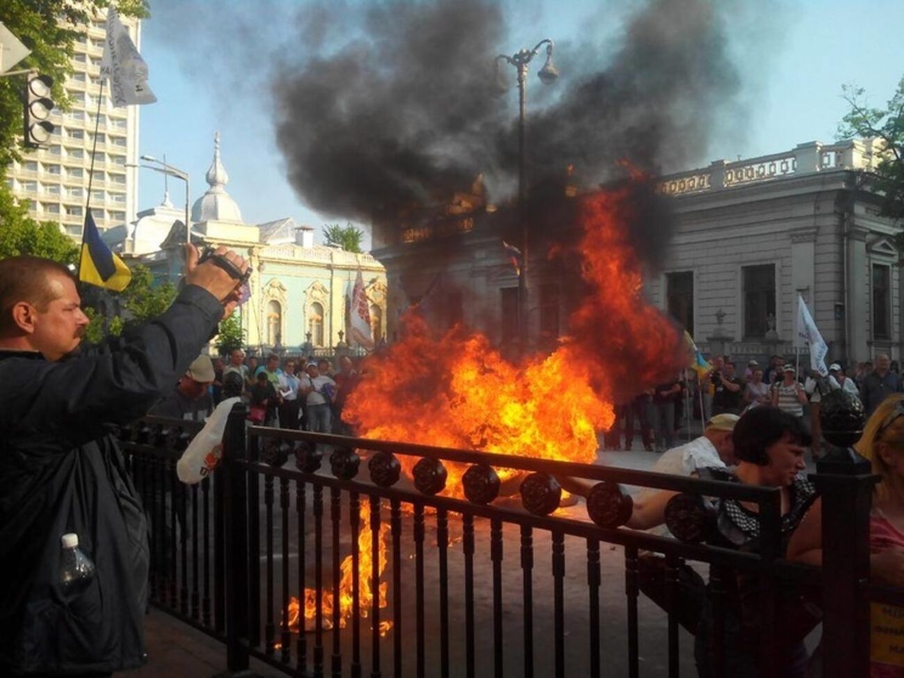 Под Радой митингующие жгли шины, некоторые из них получили ожоги