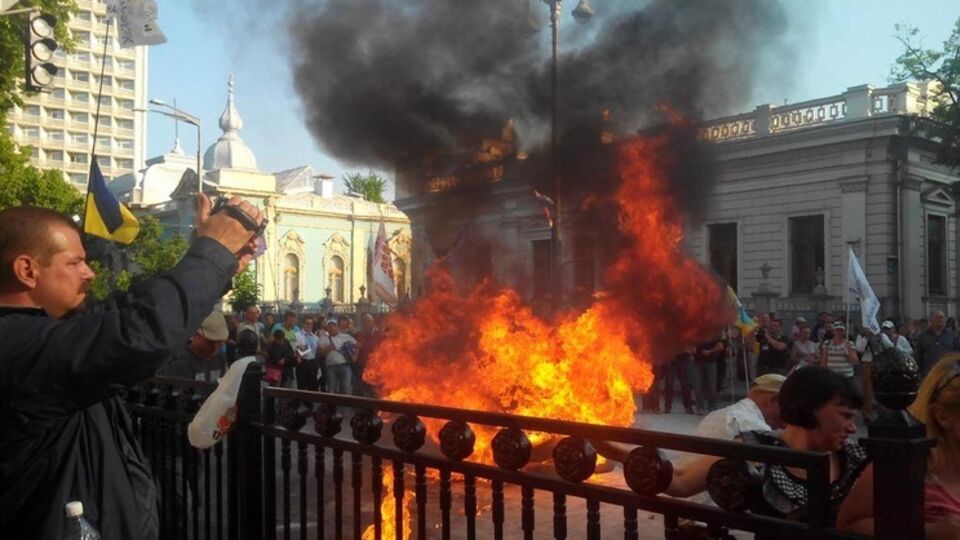 Под Радой митингующие жгли шины, некоторые из них получили ожоги