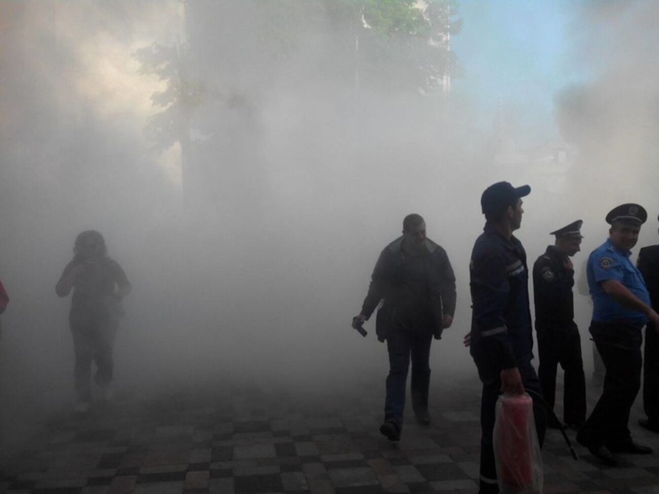 Милиционеры пострадали во время протеста под парламентом