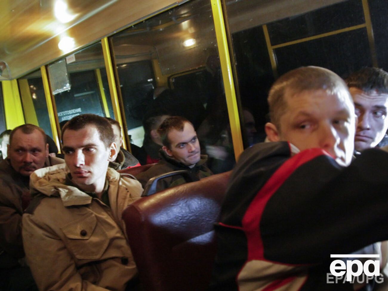 Украинские пленные ожидают обмена в Донецке в апреле 2015 года