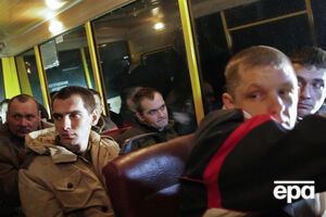 Украинские пленные ожидают обмена в Донецке в апреле 2015 года