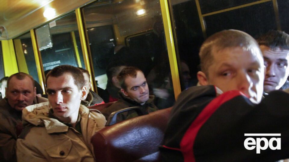 Украинские пленные ожидают обмена в Донецке в апреле 2015 года