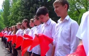 В подконтрольной боевикам "ДНР" Макеевке создали пионерский отряд. Видео