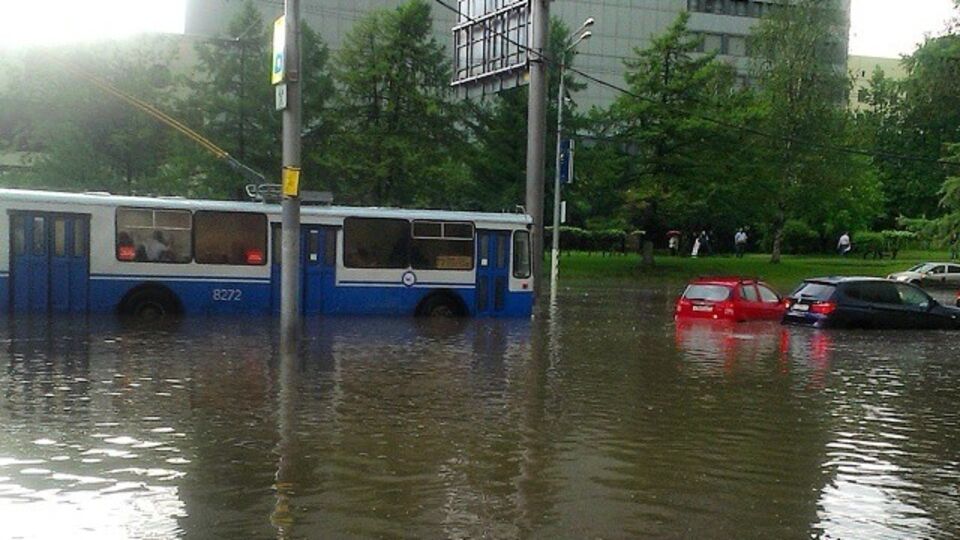 После ливня с градом некоторые улицы Москвы затопило. Фоторепортаж