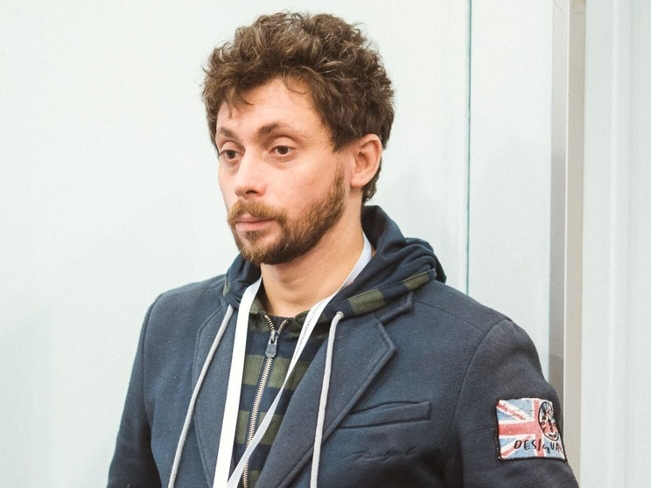 Корреспондент российского телеканала "Дождь" Тимур Олевский сообщил, что перед задержанием успел увидеть супругу одного из арестованных в Украине военных, но она отказалась от интервью