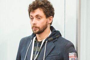 Корреспондент российского телеканала "Дождь" Тимур Олевский сообщил, что перед задержанием успел увидеть супругу одного из арестованных в Украине военных, но она отказалась от интервью