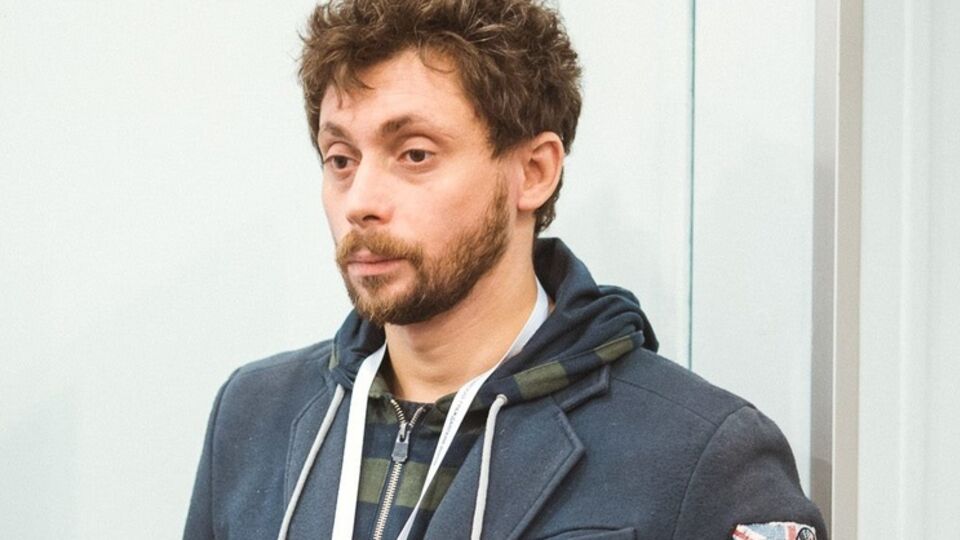 Корреспондент российского телеканала "Дождь" Тимур Олевский сообщил, что перед задержанием успел увидеть супругу одного из арестованных в Украине военных, но она отказалась от интервью