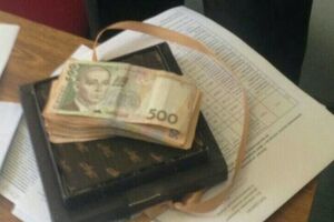 Заместитель начальника отдела контроля Госфининспекции попался на взятке