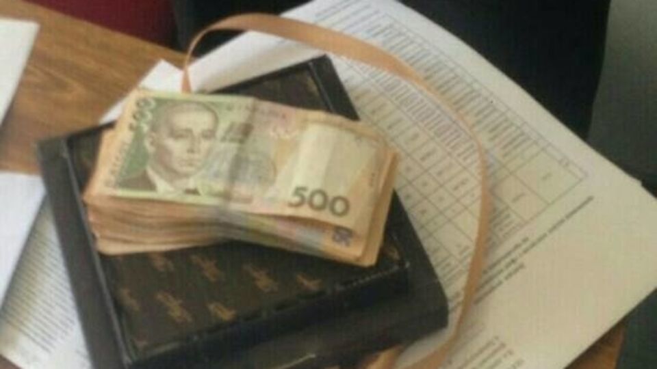 Заместитель начальника отдела контроля Госфининспекции попался на взятке