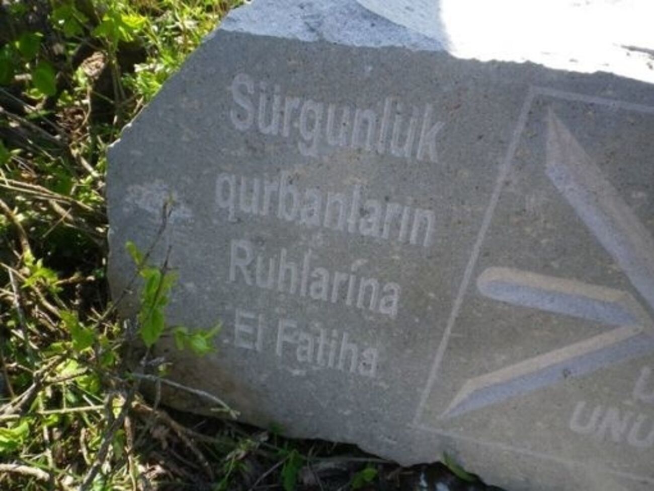 Разбитый памятник депортированным крымским татарам у подножия горы Эклизи-Бурун