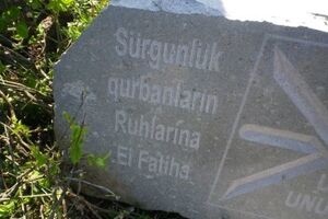 Разбитый памятник депортированным крымским татарам у подножия горы Эклизи-Бурун