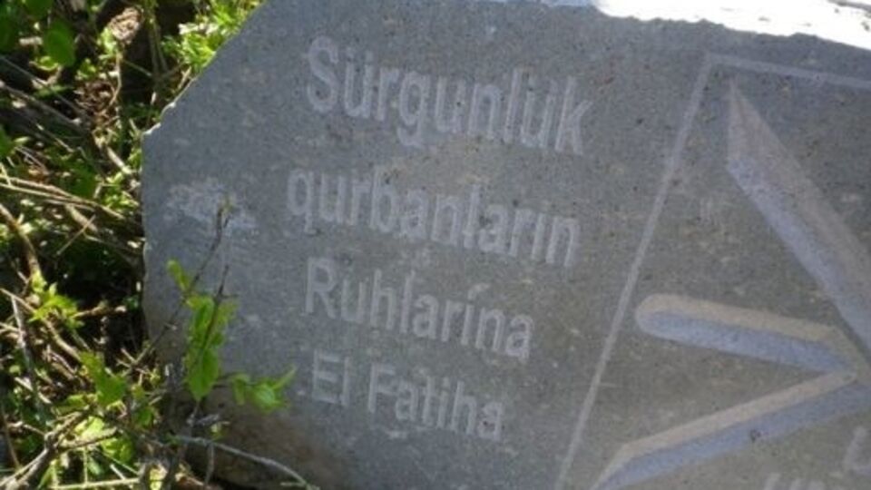 Разбитый памятник депортированным крымским татарам у подножия горы Эклизи-Бурун