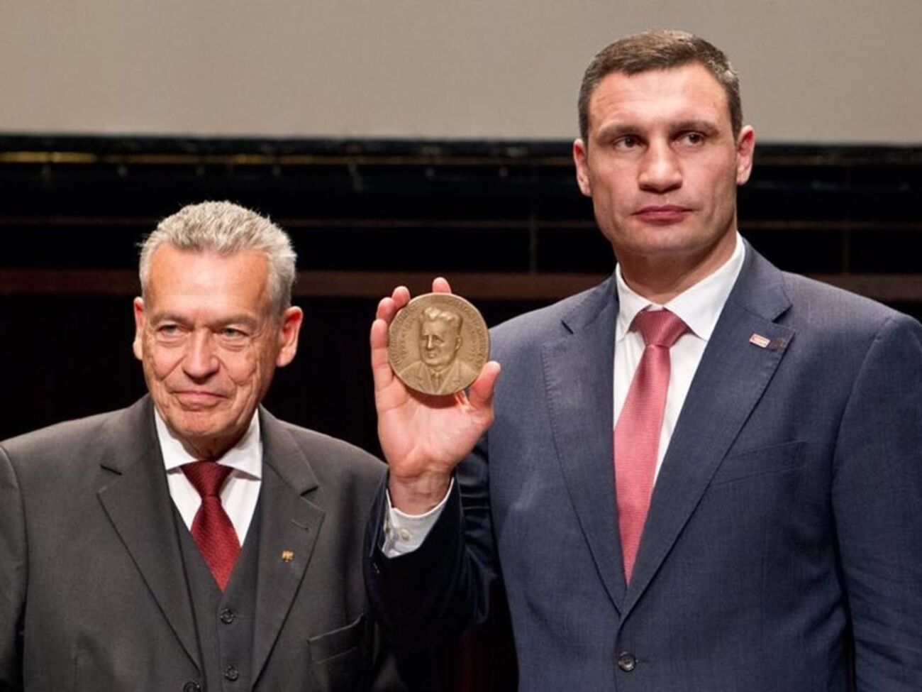 Кличко наградили "за выдающиеся заслуги по углублению взаимопонимания и сближения Украины и ЕС"